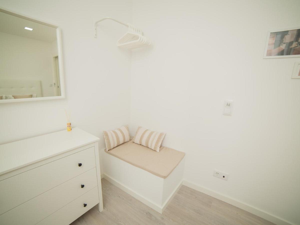 OPORTO GUEST Amparo Dollhouse - Housity
