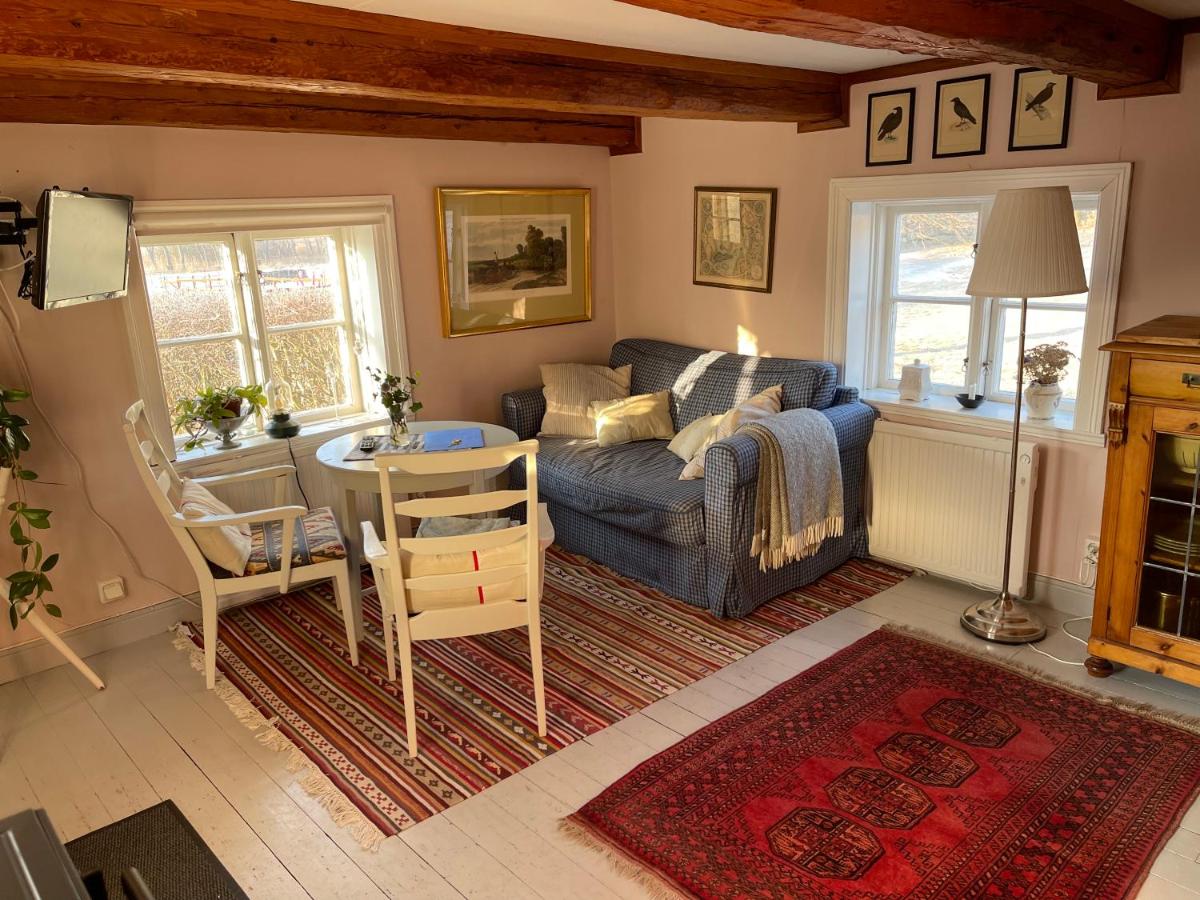 Cozy lodge at horse farm with lake and sauna - Housity