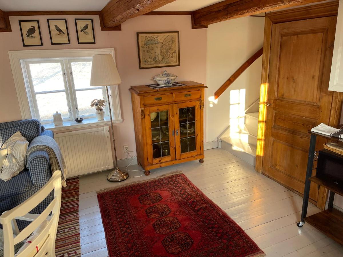 Cozy lodge at horse farm with lake and sauna - Housity