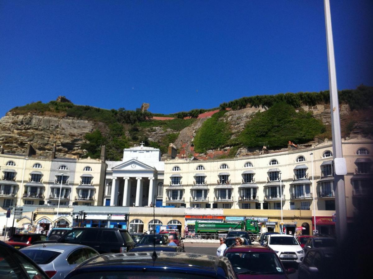 Stunning 2 bed with Sea View in Hastings Old Town - Housity