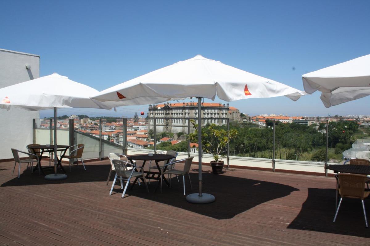Um restaurante ou outro lugar para comer em Santana Hotel & SPA