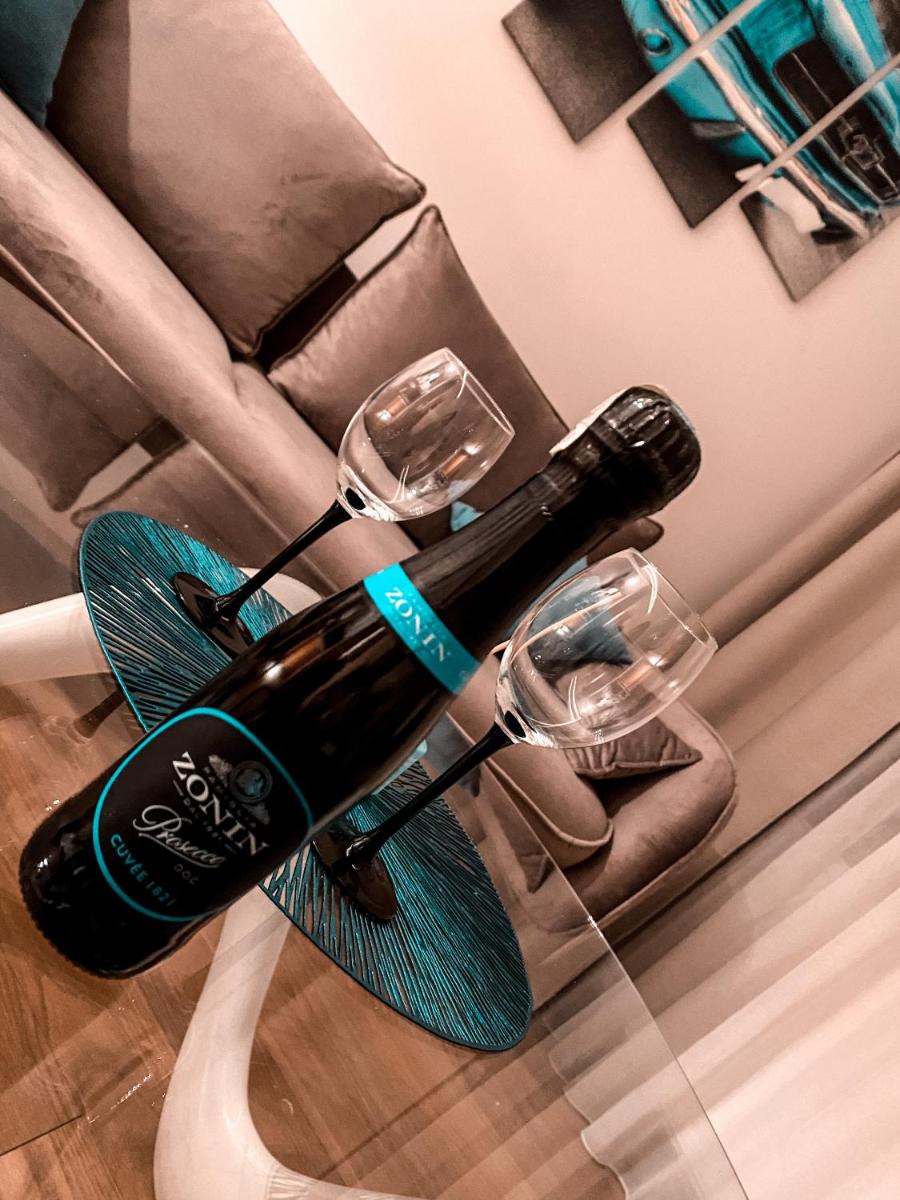 Apartament Solna 80 - Centrum Miasta z podziemnym garażem - Housity