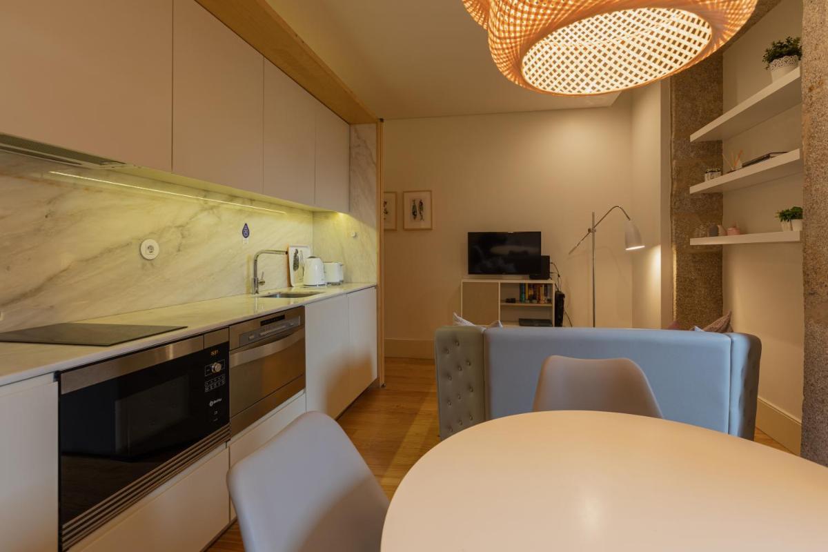 Suitetrails - ORM - Almada Balcony Apartment