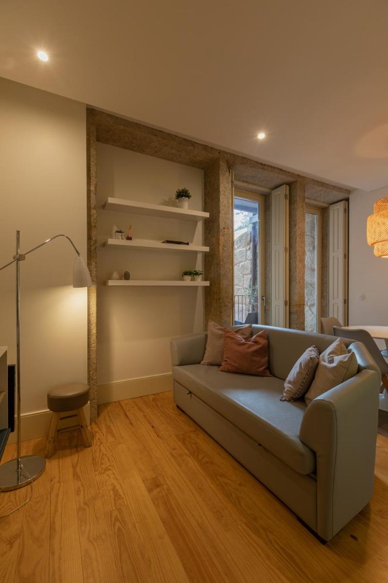 Suitetrails - ORM - Almada Balcony Apartment