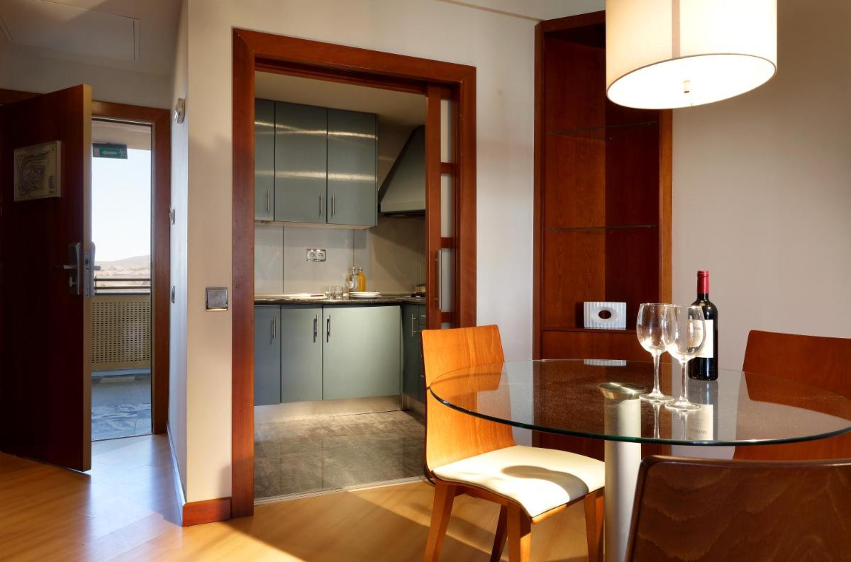Una cocina o zona de cocina en Eurostars Las Salinas