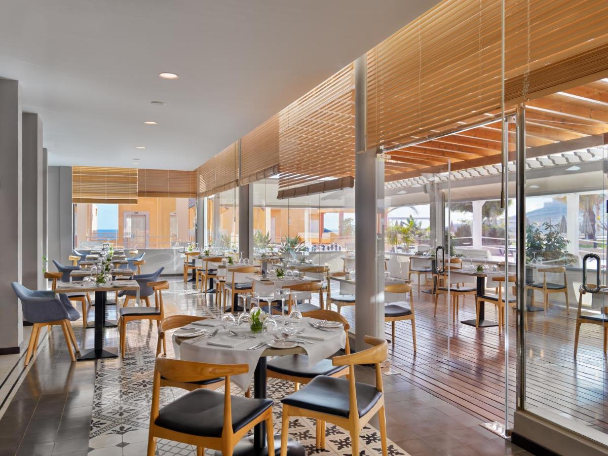 Un restaurante o sitio para comer en H10 Playa Esmeralda - Adults Only