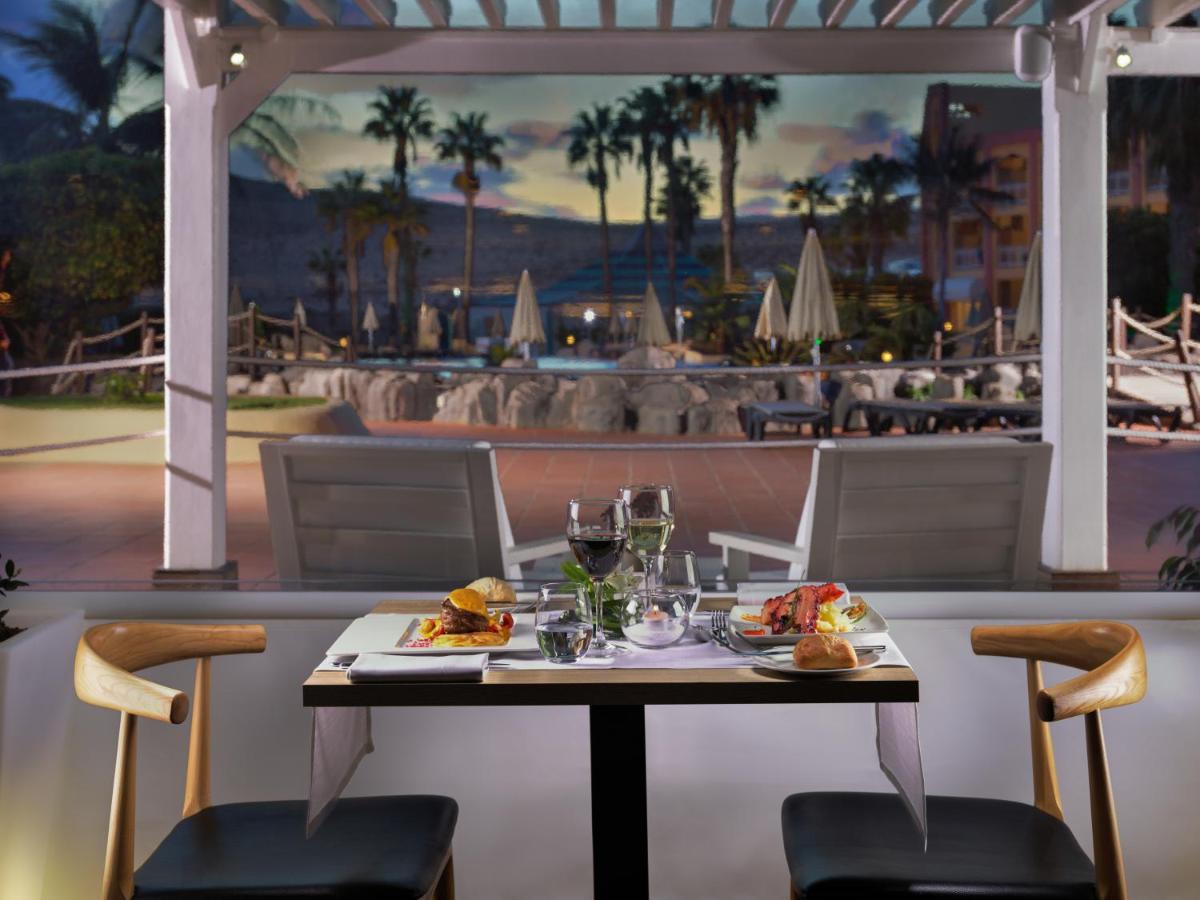 Un restaurante o sitio para comer en H10 Playa Esmeralda - Adults Only