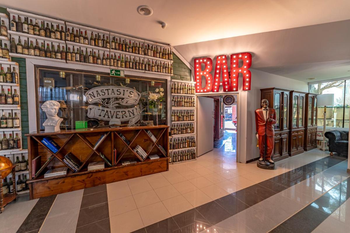 El salón o zona de bar de Nastasi Hotel & Spa