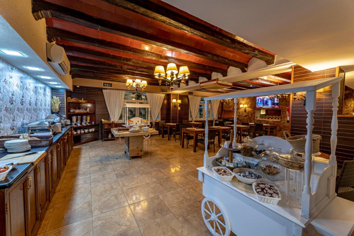 un restaurante con barra y comedor en Nastasi Hotel & Spa, en Lleida