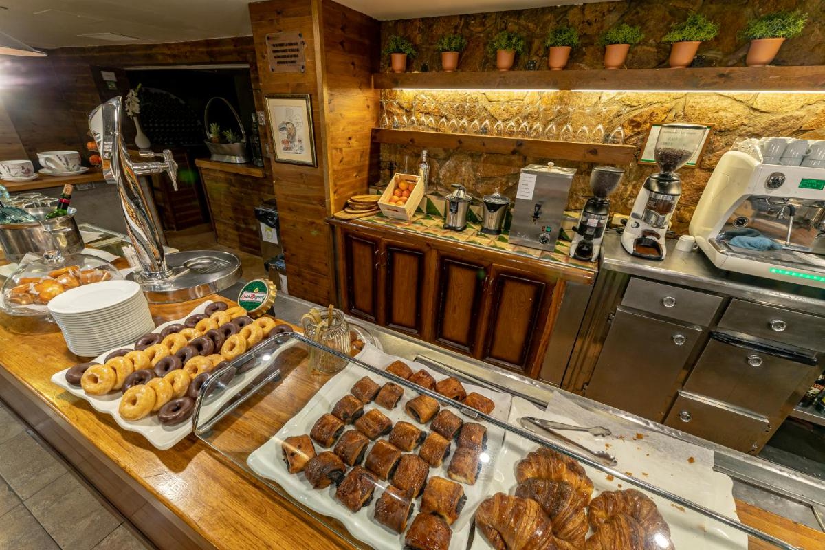 Comida en o cerca de este hotel