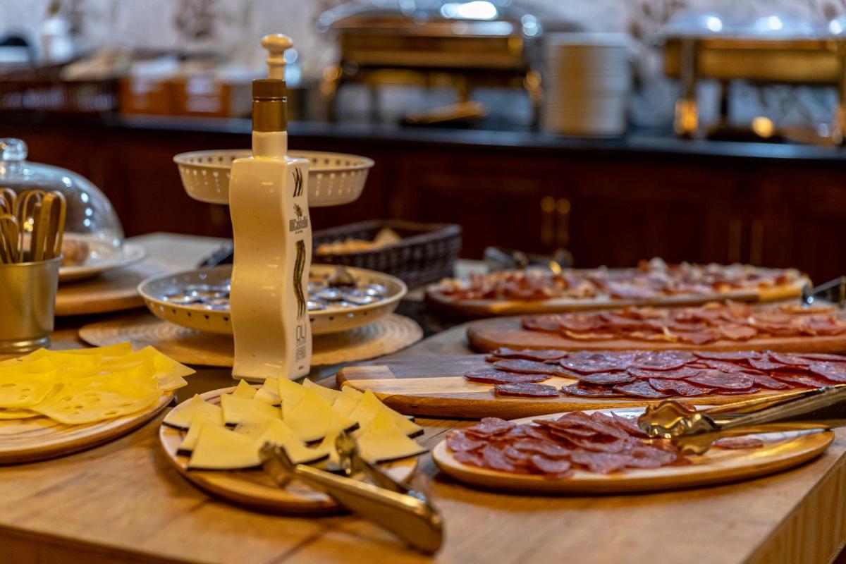 Comida en o cerca de este hotel