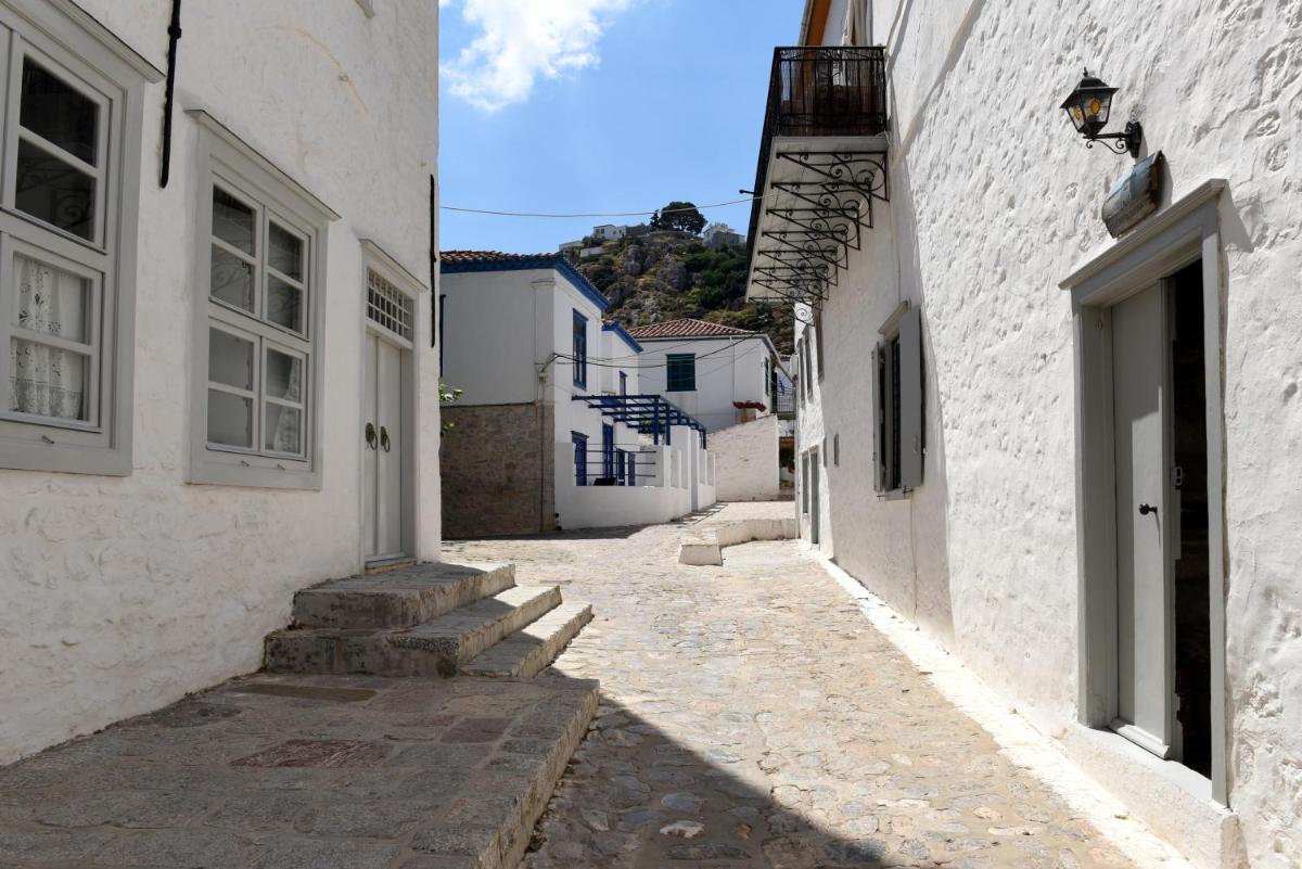 Keresbino Hydra Manor House - Housity