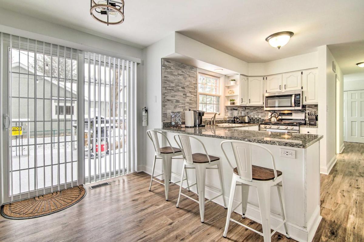 Lake Geneva Home with Grill Less Than 2 Miles to Beach! - Housity