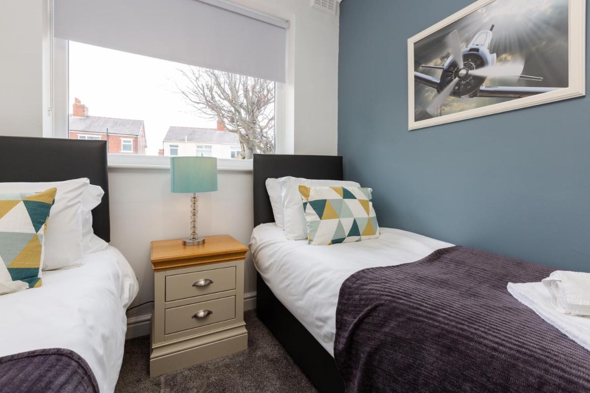 Hillside House - 2 Bedrooms parking WI-FI Hospital - Housity