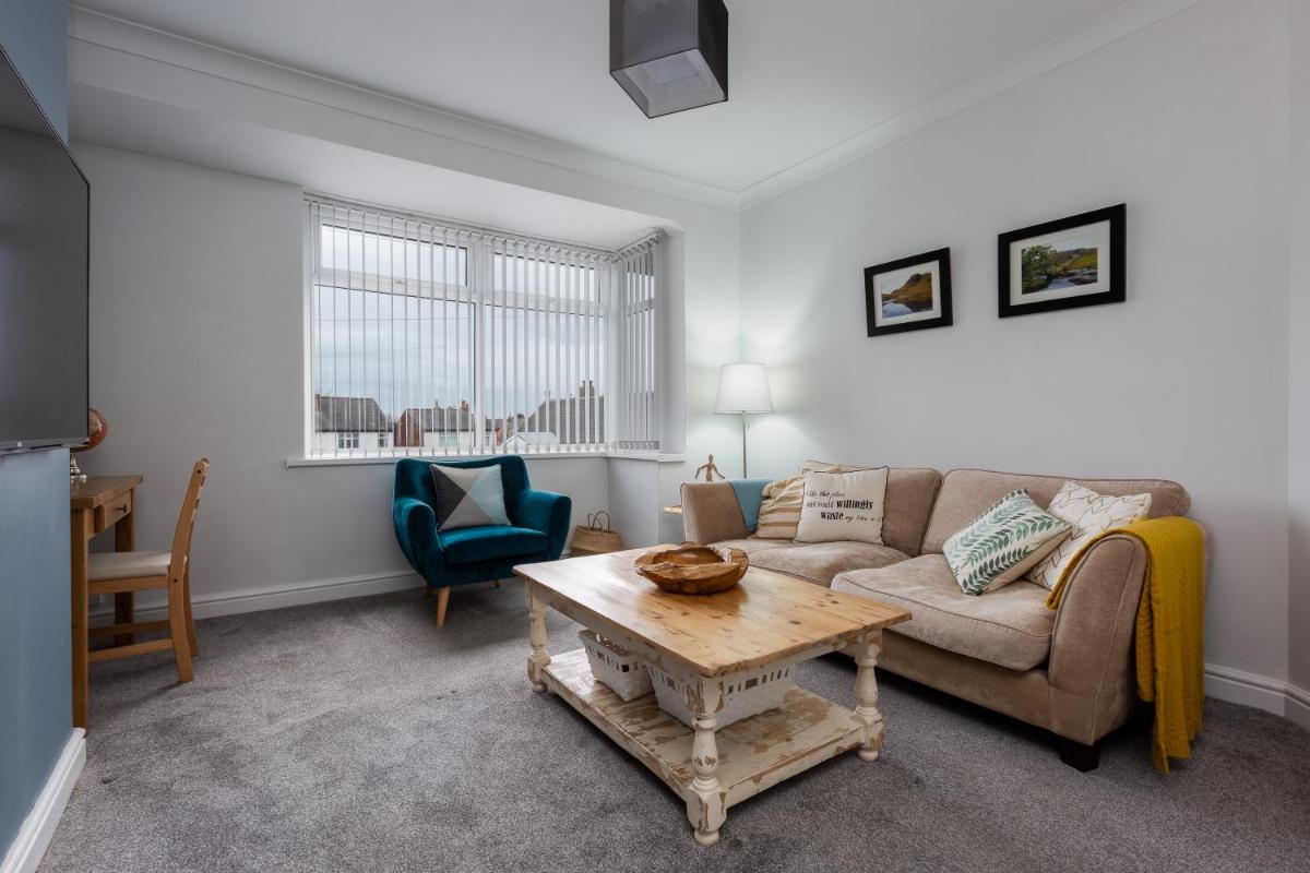 Hillside House - 2 Bedrooms parking WI-FI Hospital - Housity