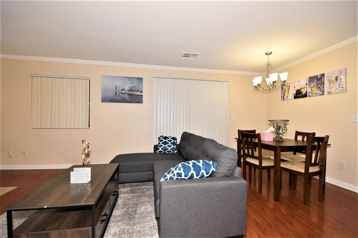 Lovely 2 Bedroom Condo With Indoor Fireplace - Housity