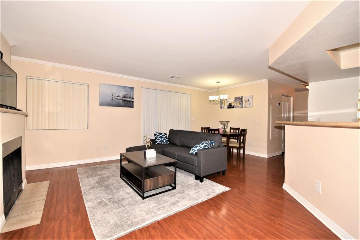 Lovely 2 Bedroom Condo With Indoor Fireplace - Housity