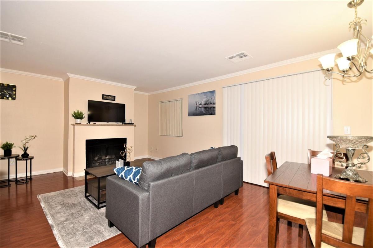 Lovely 2 Bedroom Condo With Indoor Fireplace - Housity