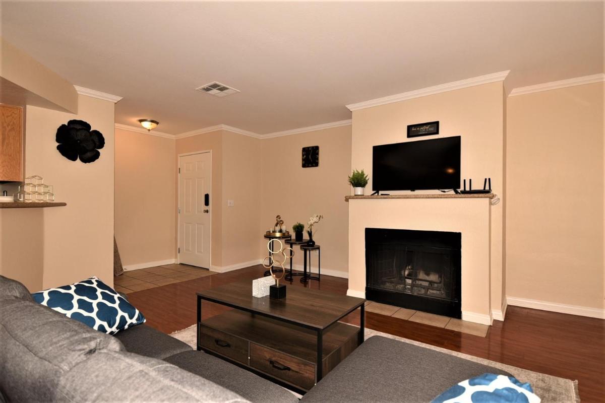 Lovely 2 Bedroom Condo With Indoor Fireplace - Housity