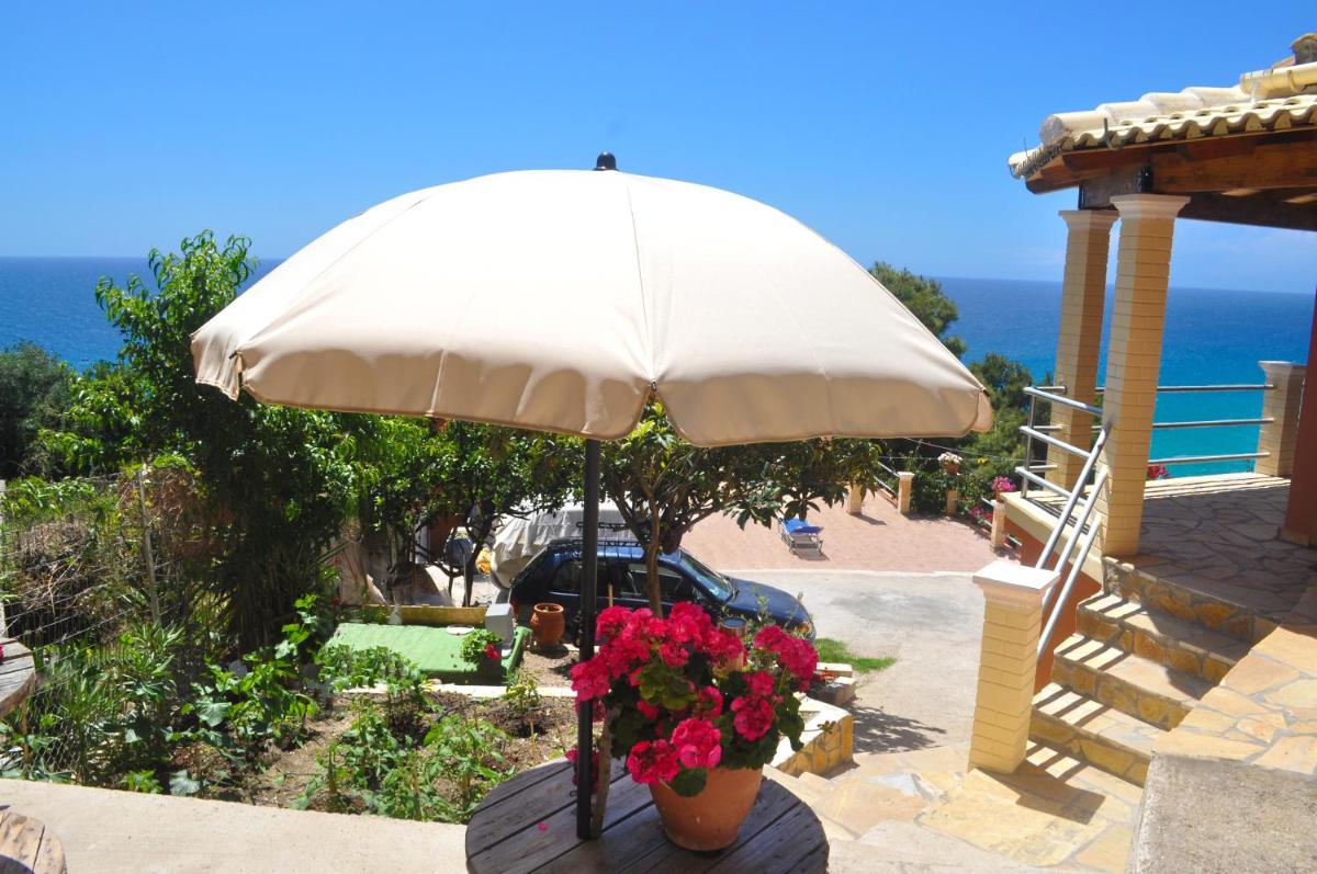 Villa Takis on Pelekas beach Small house with garden and sea view - Housity