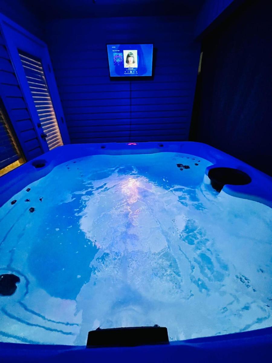 Varona's Sunshine : Relaxing Home with Hot tub - Housity