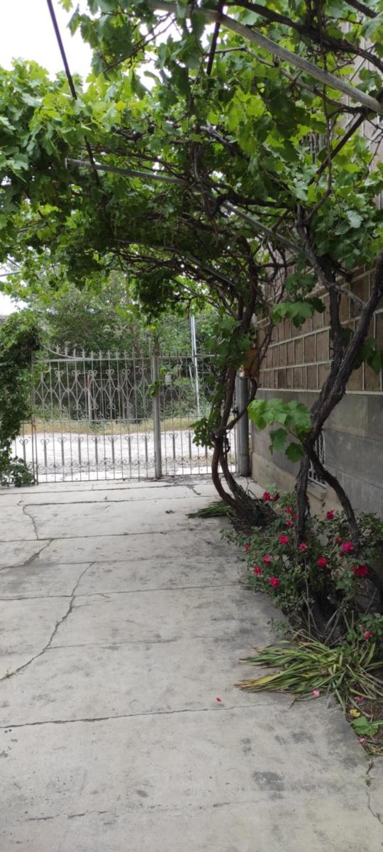 Large two-floor house with swimming pool - Housity