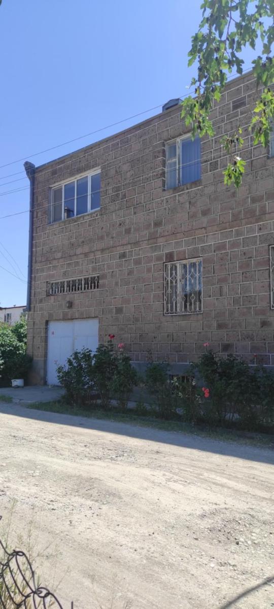 Large two-floor house with swimming pool - Housity