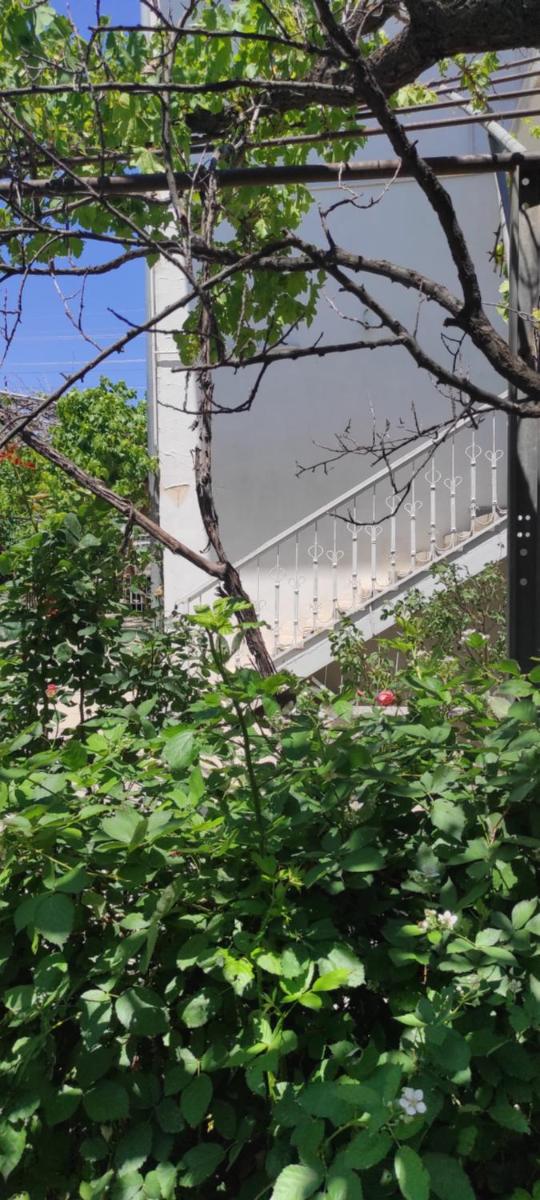 Large two-floor house with swimming pool - Housity