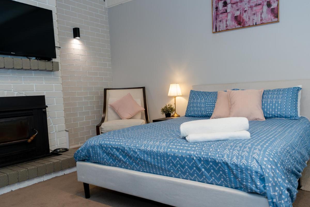 Cozy and Spacious Studio with Sunny Deck - Housity