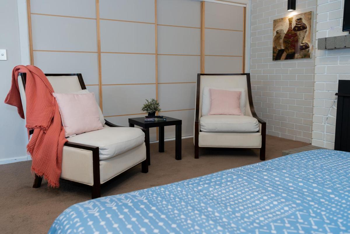 Cozy and Spacious Studio with Sunny Deck - Housity