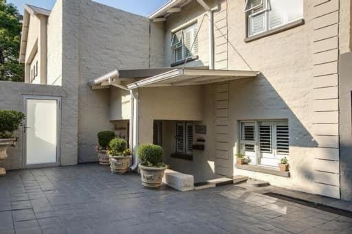 Suitetrails - 37 Alexandra Avenue, Self Catering Executive Apartment No load shedding and water outages