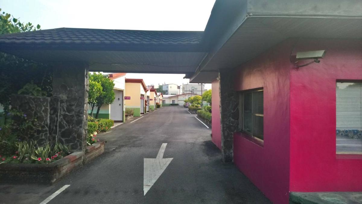 Love Boat Motel - Housity