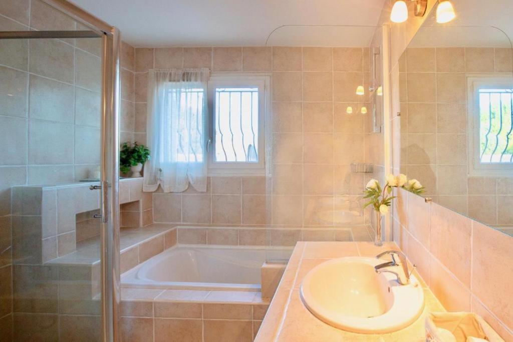 Grande maison spacieuse avec piscine privée sans vis-à-vis - Housity
