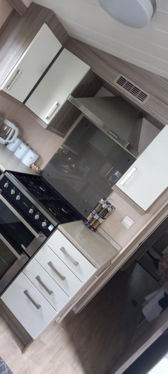 Caravan to rent with private garden - Housity