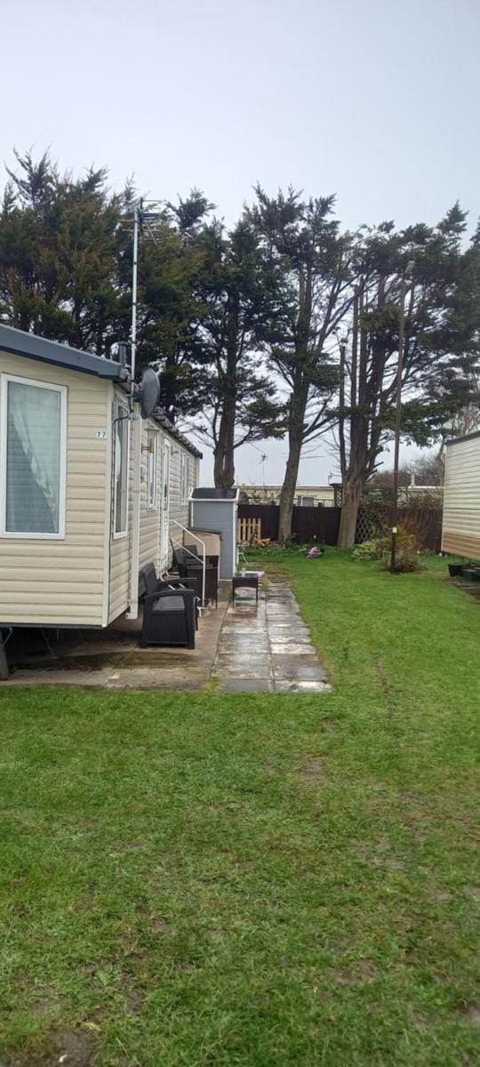 Caravan to rent with private garden - Housity