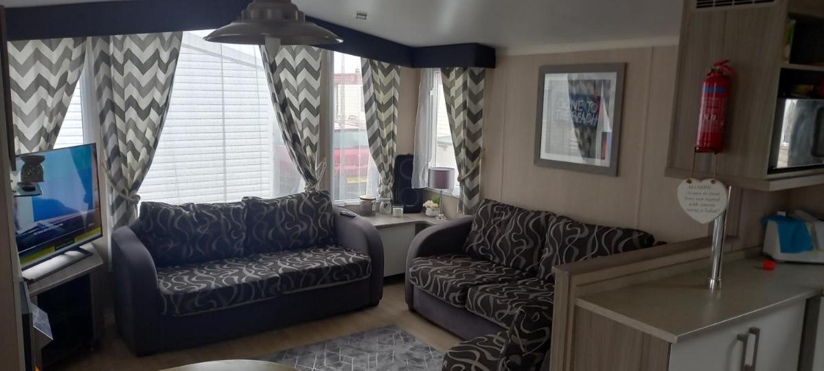 Caravan to rent with private garden - Housity