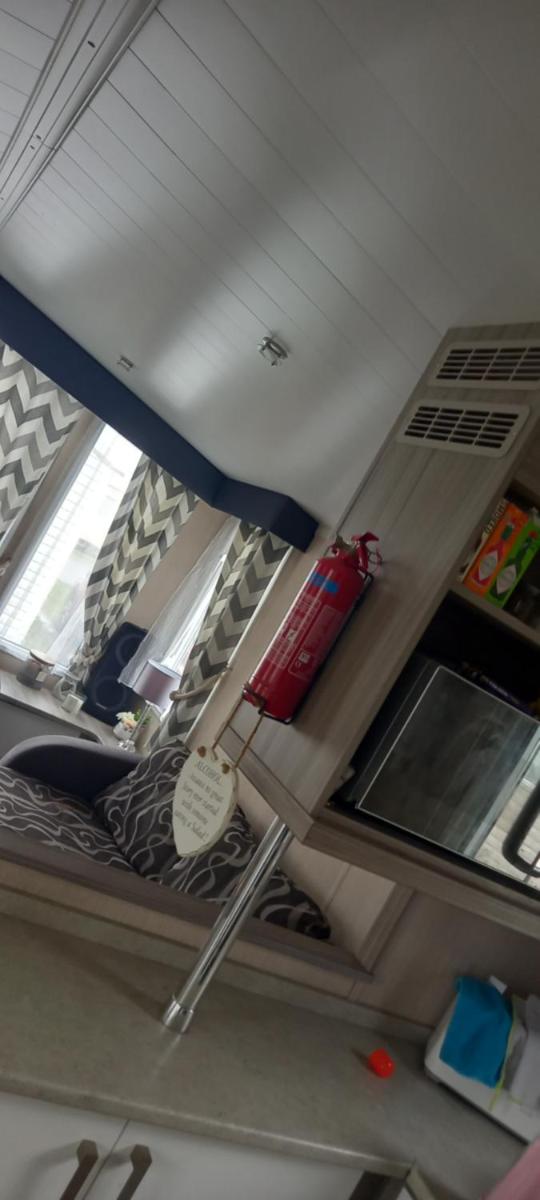 Caravan to rent with private garden - Housity