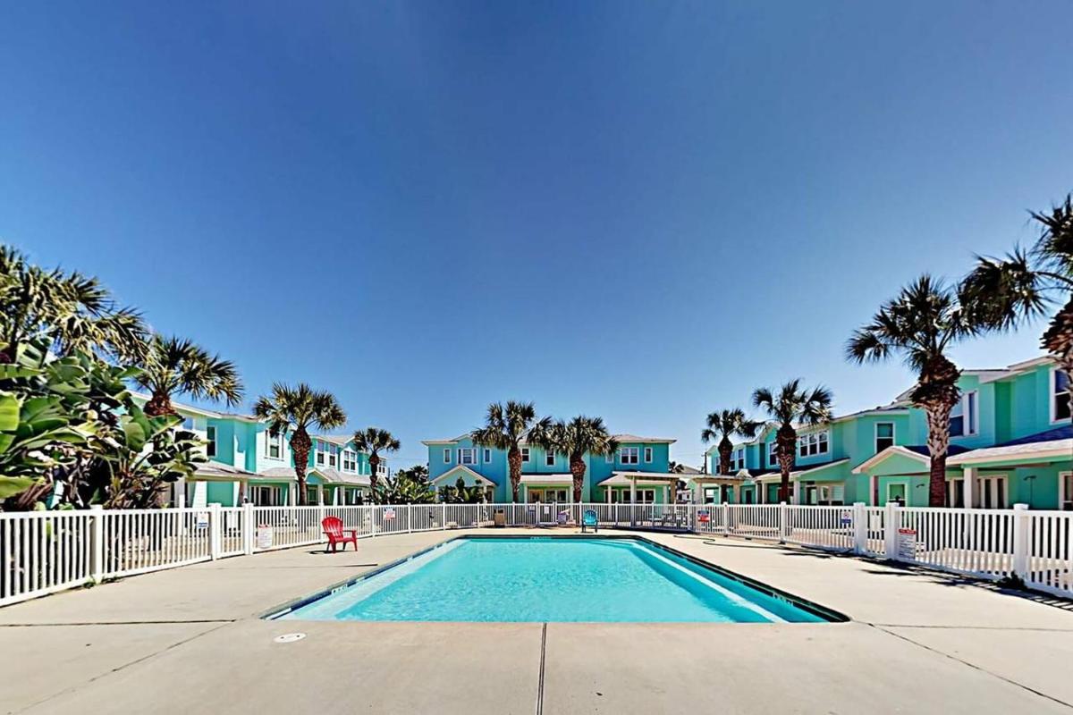 TC304 Cool and Roomy Townhome Close to Beach, Shared Pool - Housity