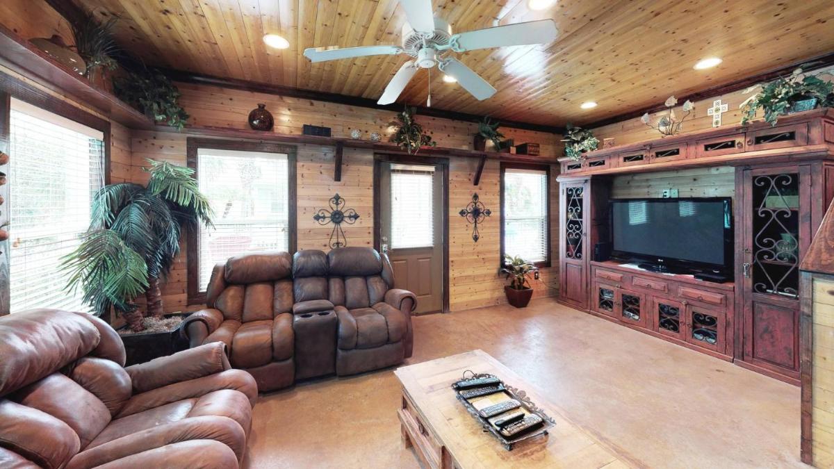 VW11 5 Bedroom Port A Vacation Rental With Game Room Community Pool 2 Cars - Housity