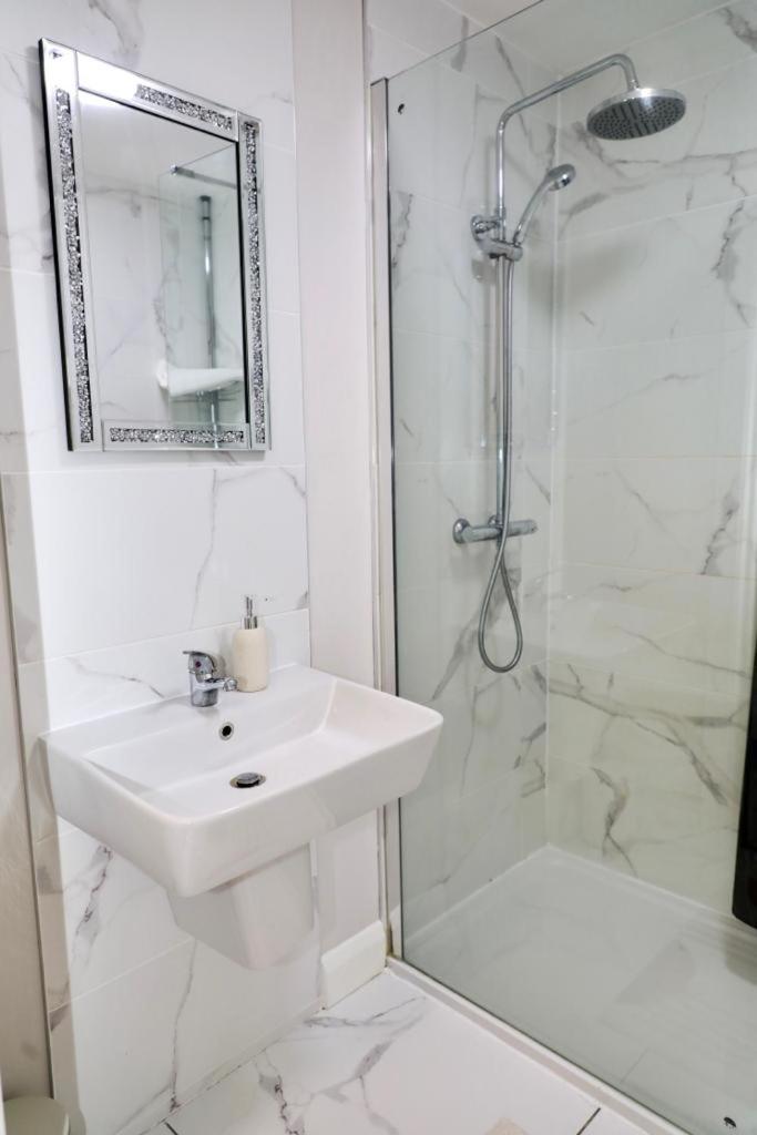 Lovely 2- bedroom Apartment in Belfast - Housity