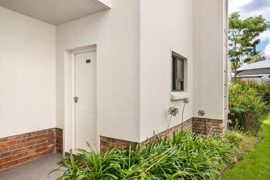 V&S Apartments - Lovely 2 bedroom in Fourways, Johannesburg - Housity