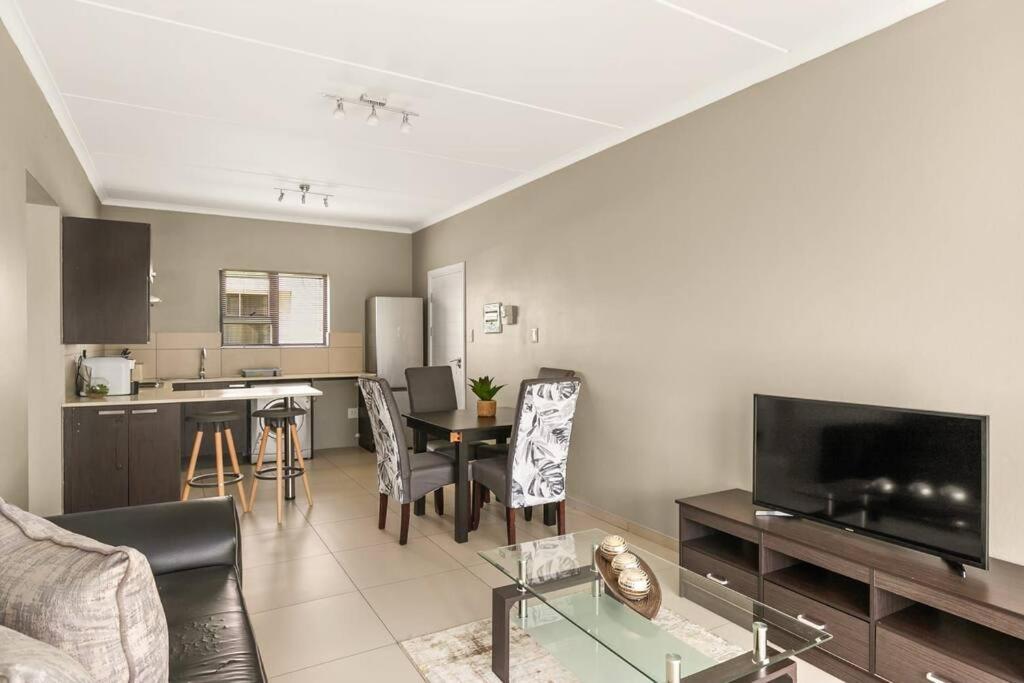 V&S Apartments - Lovely 2 bedroom in Fourways, Johannesburg - Housity