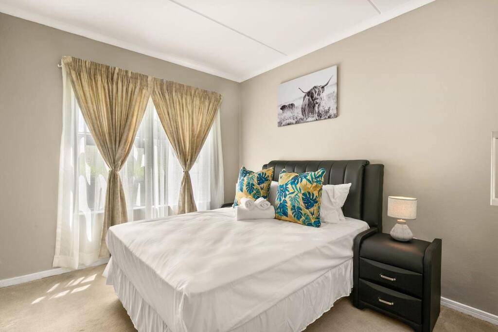 V&S Apartments - Lovely 2 bedroom in Fourways, Johannesburg - Hizvo