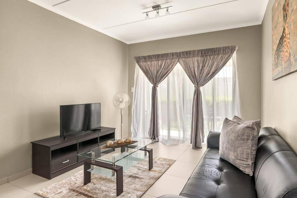 V&S Apartments - Lovely 2 bedroom in Fourways, Johannesburg - Hizvo