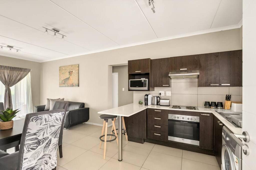 V&S Apartments - Lovely 2 bedroom in Fourways, Johannesburg - Hizvo