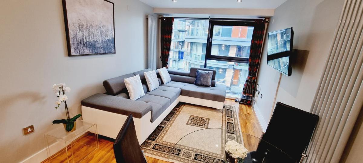 Waterside Apartment Canary Wharf - Housity