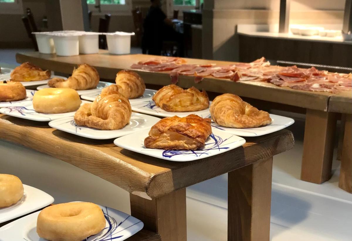 Comida en o cerca de este hotel