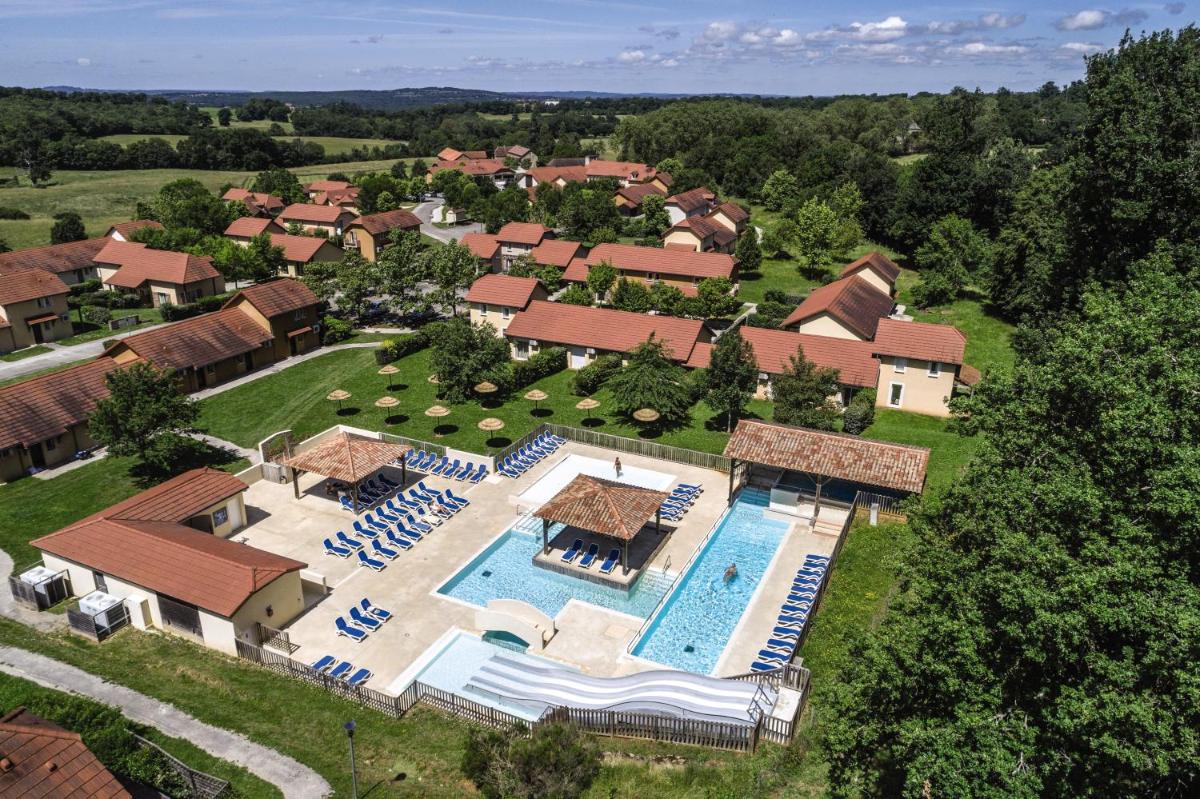 une vue aérienne d'une maison avec piscine dans l'établissement Belambra Clubs Résidence Rocamadour - Les Portes De Dordogne, à Alvignac