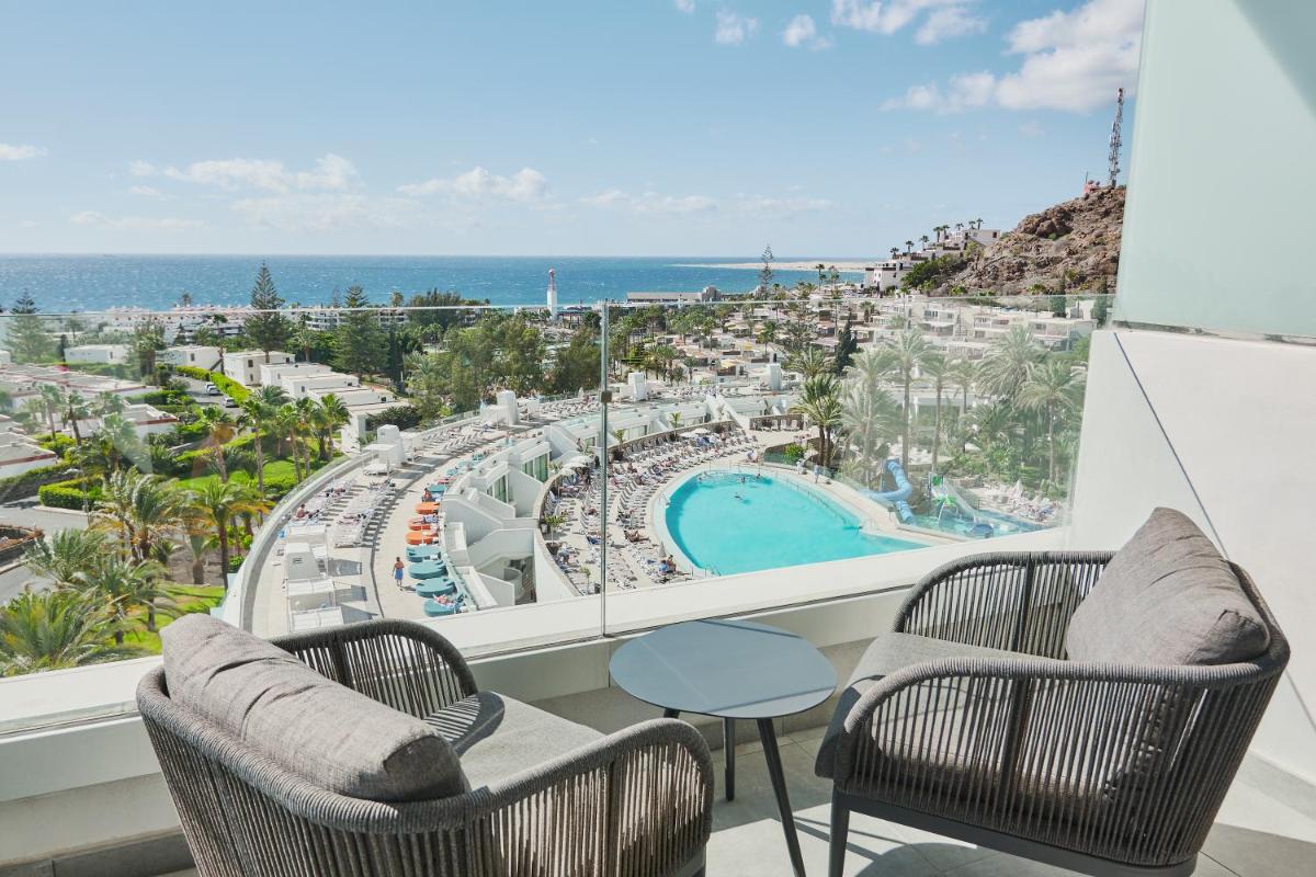Una vista de la piscina desde el balcón de un resort. en Gloria Palace San Agustín Thalasso & Hotel, en San Agustín