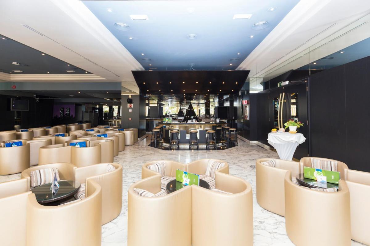 un vestíbulo con una fila de sillas y un bar en Gloria Palace San Agustín Thalasso & Hotel, en San Agustín 90 fotos más